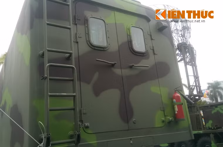 Cabin điều khiển được trang bị các màn hình hiển thị thông tin mà hệ thống anten radar thu nhận.