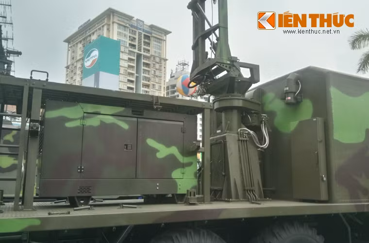 Ngay dưới chân anten radar là máy phát điện diesel có lẽ cung cấp năng lượng phục vụ triển khai hoạt động đài.
