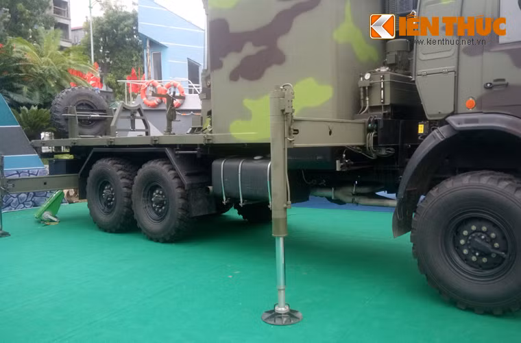 Xe được trang bị các chân trống thủy lực để cố định khung xe khi triển khai radar hoạt động.