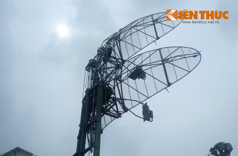 Hệ thống anten của VRS-2DM có phần khác với VRS-M2D.