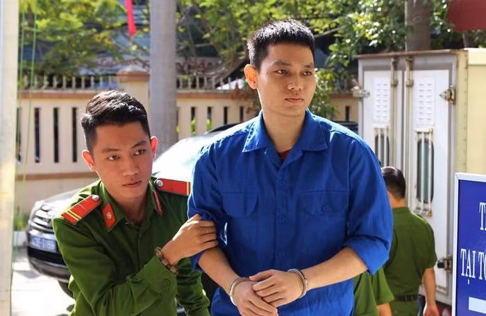 Trong phần xét hỏi sáng (19/7), vụ án cựu thiếu úy công an tạt axit vợ sắp cưới, bị cáo Nguyễn Trương Nam Hải (SN 1995, từng là thiếu úy công tác tại Phòng Cảnh sát PCCC Công an TP Đà Nẵng) khai do phát hiện tin nhắn qua lại giữa vợ sắp cưới và một đồng nghiệp nam nên đã nảy sinh bực tức. Chính vì thế, bị cáo đã không kiềm chế cảm xúc gây nên hành động trên. (Ảnh Vietnamnet)