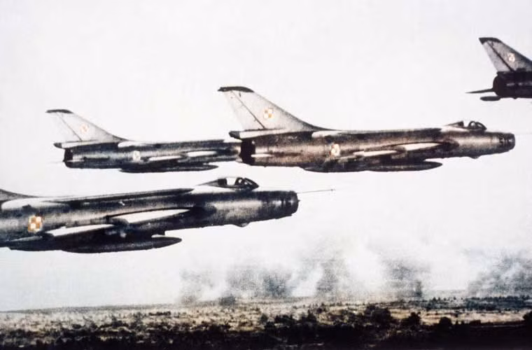 Máy bay Sukhoi Su-7 được phát triển cho nhiệm vụ không chiến tầm gần tầm thấp từ giữa những năm 1950. Tuy nhiên, chúng được đánh giá là không thành công với nhiệm vụ không chiến mà sau đó phải chuyển sang vai trò thứ 2 - cường kích. Khoảng 1.800 chiếc Su-7 được sản xuất từ 1957-1972 nhưng đa phần là mẫu cường kích Su-7B. Dù được xuất khẩu tới hơn 10 quốc gia nhưng Su-7 không tạo ra được tiếng vang nào vượt hơn ông lớn MiG.