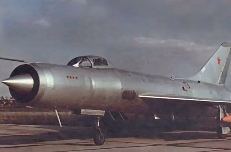 Máy bay đánh chặn Su-11 là bản nâng cấp từ Su-9 với cánh tam giác, trang bị radar Oryol và động cơ cực khỏe AL-7F-1 cho vận tốc leo cao, trần bay khá tốt. Tuy nhiên khi đưa vào phục vụ năm 1964, Su-11 đã gây ra không ít vụ tai nạn, cũng như gặp vô số nhược điểm (không thể đánh chặn máy bay tầm thấp), cho nên chỉ có 108 chiếc được chế tạo phục vụ hạn chế tới năm 1983 thì nghỉ hưu.