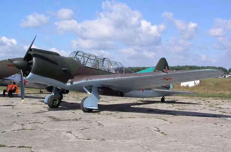 Máy bay ném bom hạng nhẹ Sukhoi Su-2 do Pavel Sukhoi ("cha đẻ" Công ty máy bay Sukhoi ngày nay) hợp tác cùng Andrei Tupolev phát triển cho Hồng quân Liên Xô từ những năm 1930. Loại máy bay mang được 400kg bom này được sản xuất 910 chiếc phục vụ không thành công trong CTTG 2. Biên chế từ năm 1937 nhưng tới 1942 nó đã bị thay thế trên tiền tuyến bằng Il-2 hay Tu-2.