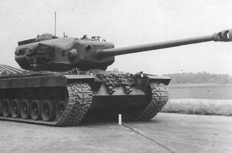 Xe tăng T29 được chế tạo trên cơ sở khung gầm thiết kế tăng hạng nặng T26E3 được kéo dài thân và bổ sung thêm giáp. Mẫu tăng có trọng lượng lên tới 64 tấn khi chiến đấu, giáp tháp pháo dày tới 249mm trong khi giáp thân là 102mm. Cỗ tăng vũ trang khẩu pháo 105mm T5E2 với cơ số đạn 63 viên. Vì là tăng hạng nặng nên đương nhiên T29 khá chậm chạp, tốc độ tối đa chỉ đạt 35km/h, tầm hoạt động 160km.