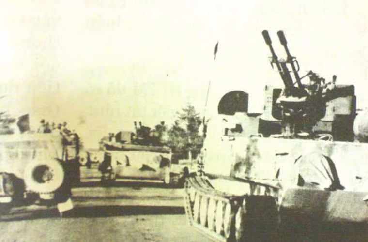 Trên thực tế, khi đưa vào trang bị, nhiều loại vũ khí khác cũng được triển khai trên BTR-50. Ví dụ tại Việt Nam, bộ đội ta đã cải tiến cho BTR-50 mang cả pháo cao xạ 23mm ZU-23-2 (trong ảnh), tên lửa chống tăng AT-3 để phục vụ chiến đấu. Nguồn ảnh: quansuvn