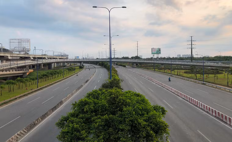 Nút giao thông Cát Lái ở cửa ngõ phía Đông TP HCM lác đác vài phương tiện lưu thông dù đã hơn 8h sáng.