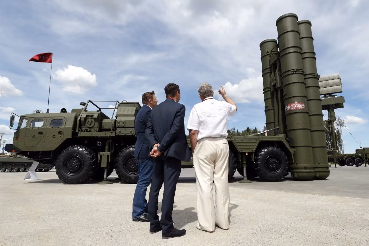 Trong trường hợp S-400 Thổ Nhĩ Kỳ bắn rơi máy bay của Syria thì Nga sẽ rất khó xoa dịu Damascus, còn nếu như kíp trắc thủ của Ankara chưa nắm vững hoàn toàn tính năng của S-400 dẫn đến bắn trượt thì uy tín của S-400 sẽ bị tổn hại nghiêm trọng.