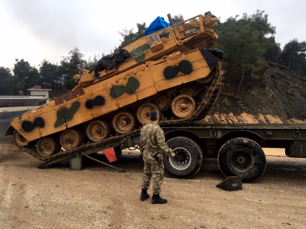 Mới đây vào tối 13/10, hãng tin al-Mayadeen cho biết, quân đội Chính phủ Syria - SAA đang chuẩn bị tiến vào các thành phố Manbij và Kobane ở vùng nông thôn phía Đông và phía Bắc Aleppo theo thỏa thuận lịch sử với SDF