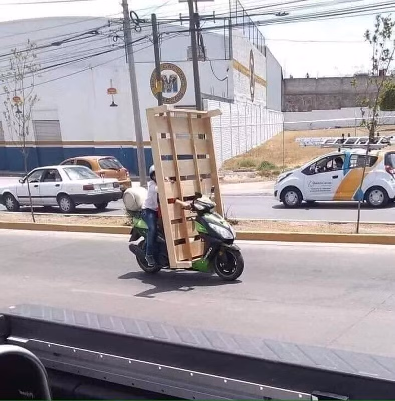 Tại Việt Nam, phương tiện xe máy ngoài chức năng chính là đi lại thì nhiều người còn sử dụng nó để thồ hàng nhờ tính tiết kiệm và tiện lợi.