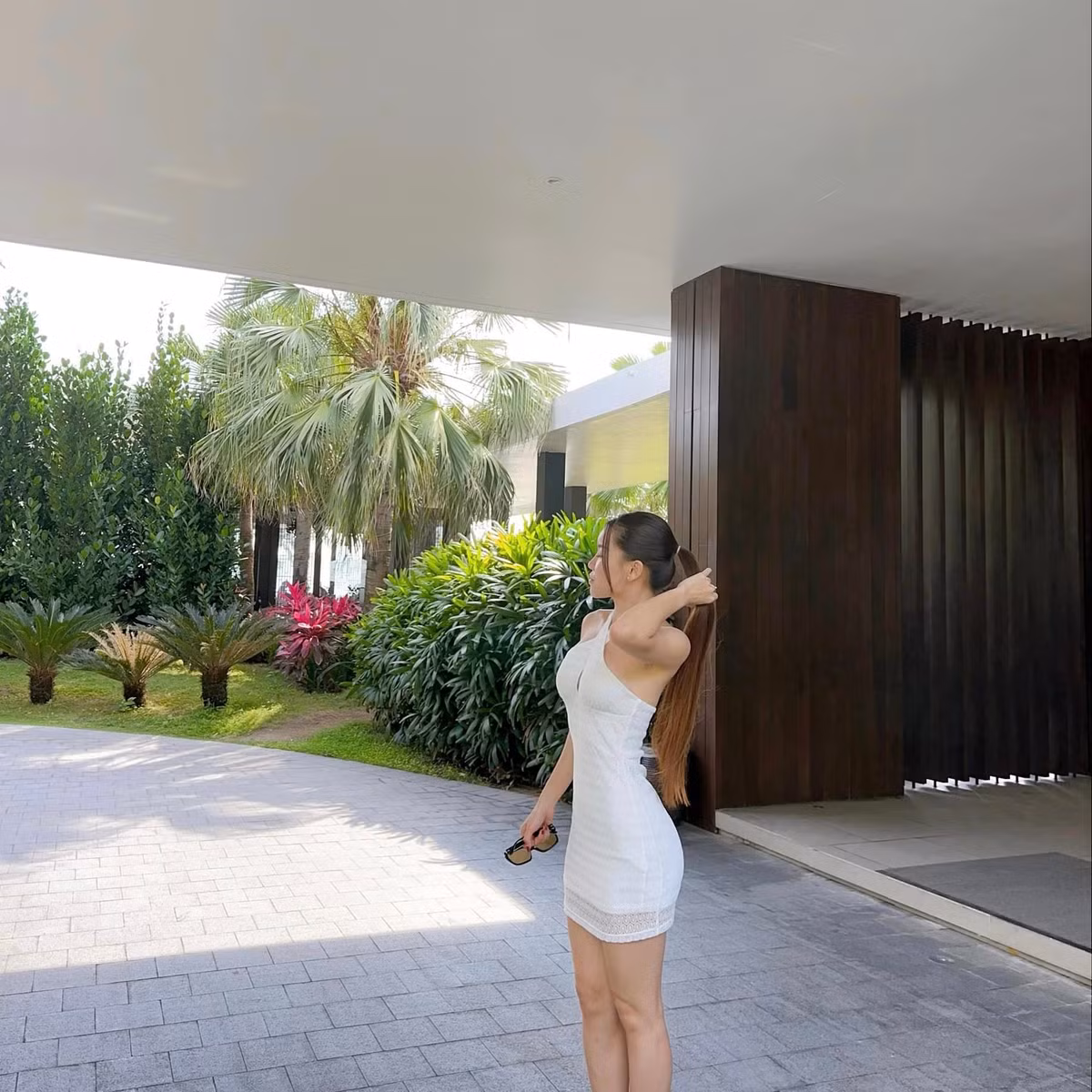 Nhiều người cũng đoán rằng Yến Xuân đang trong kỳ nghỉ cùng Đặng Văn Lâm. Bởi trước đó, thủ thành của CLB Bình Định cũng check-in tại một địa điểm nghỉ dưỡng khi V-League đang trong thời gian tạm nghỉ.