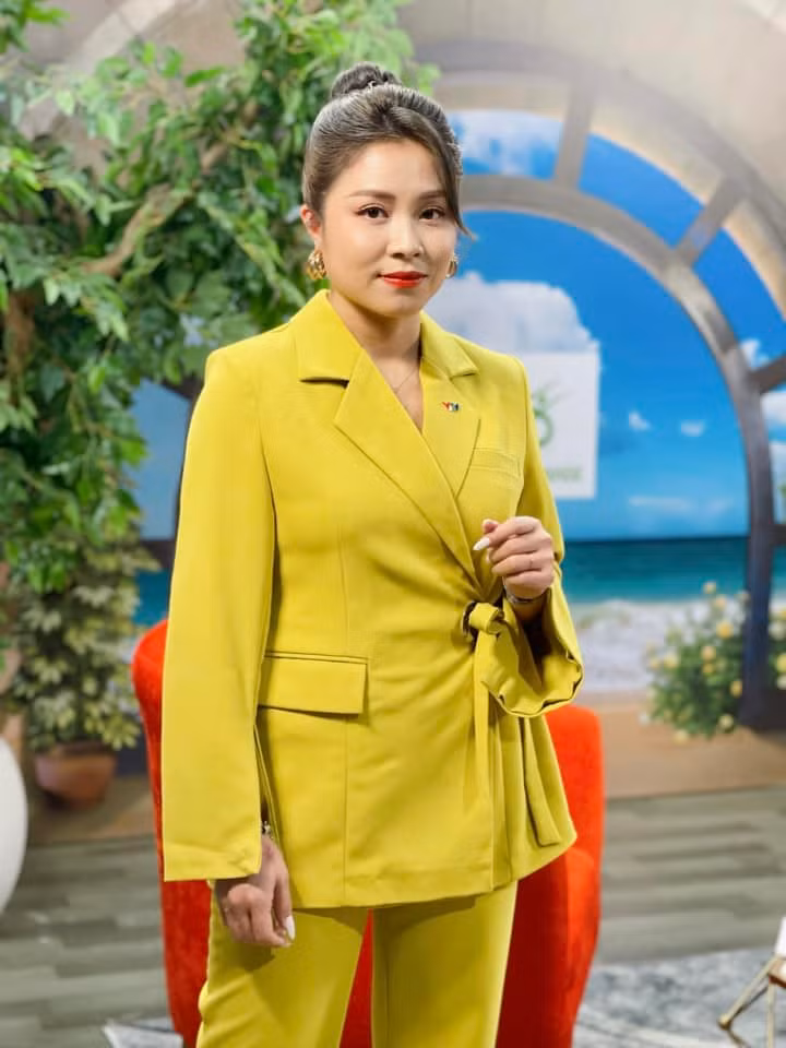 Hoàng Linh là nữ MC xinh đẹp, sở hữu vẻ ngoài cá tính, từng dẫn nhiều chương trình nổi tiếng trên sóng VTV như: Chúng tôi là chiến sỹ, Ở nhà chủ nhật, Thư viện cuộc sống,...