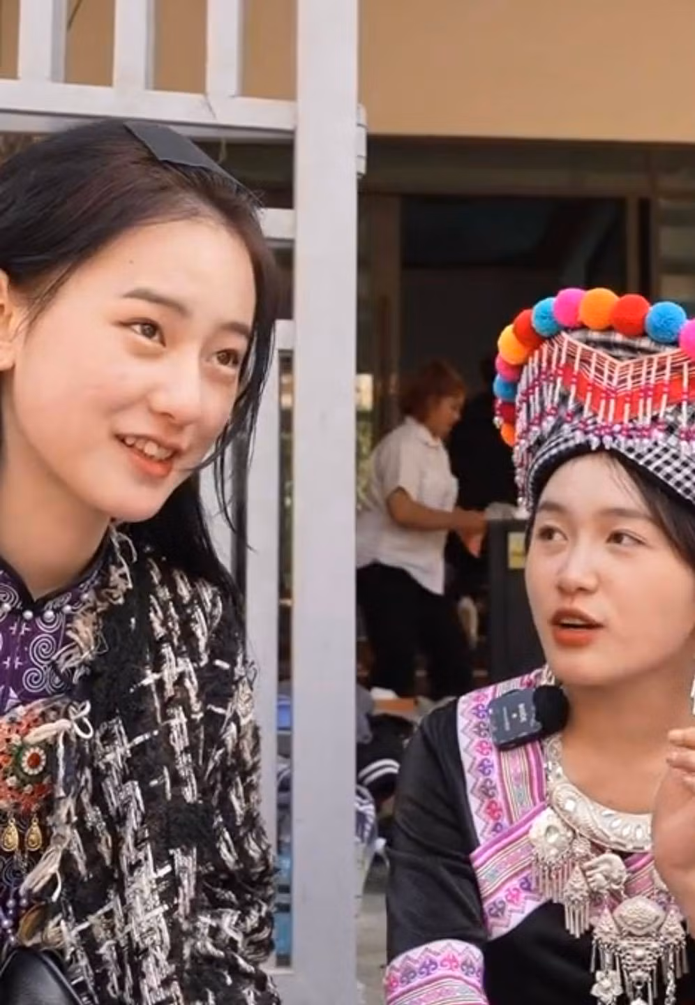 Chia sẻ với chủ clip, cô gái cho biết mình tên là Vàng Lan Hương, người dân tộc Mông, sống tại Mường Khương (Lào Cai). Cô theo bạn đến đây vui chơi, bán chân gà, thịt xiên nướng kiếm thêm thu nhập dịp Tết. Ảnh: Chụp màn hình TikTok Bếp Trên Bản