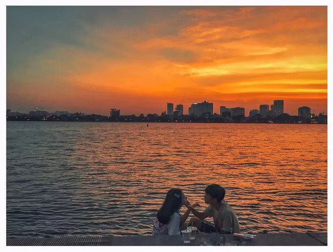 Nhiều đoạn trên cung đường ven hồ có không gian thoáng đãng, bình yên, là nơi ngắm hoàng hôn lãng mạn và chụp ảnh rất "chill", thích hợp cho các cặp đôi ngày Lễ tình nhân.