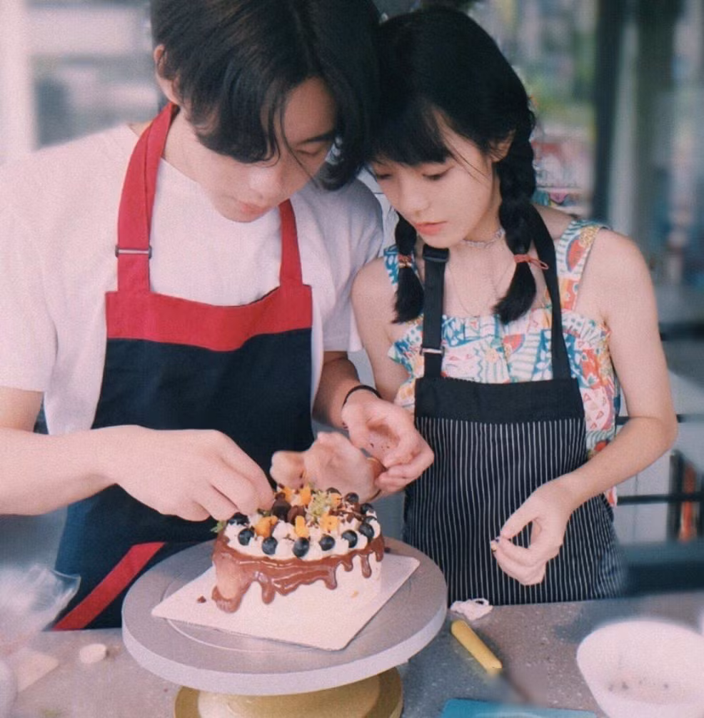 Jiayi sau khi trang điểm, “lên đồ” khiến không ít người ngạc nhiên vì khác hoàn toàn với ảnh ngày thường.