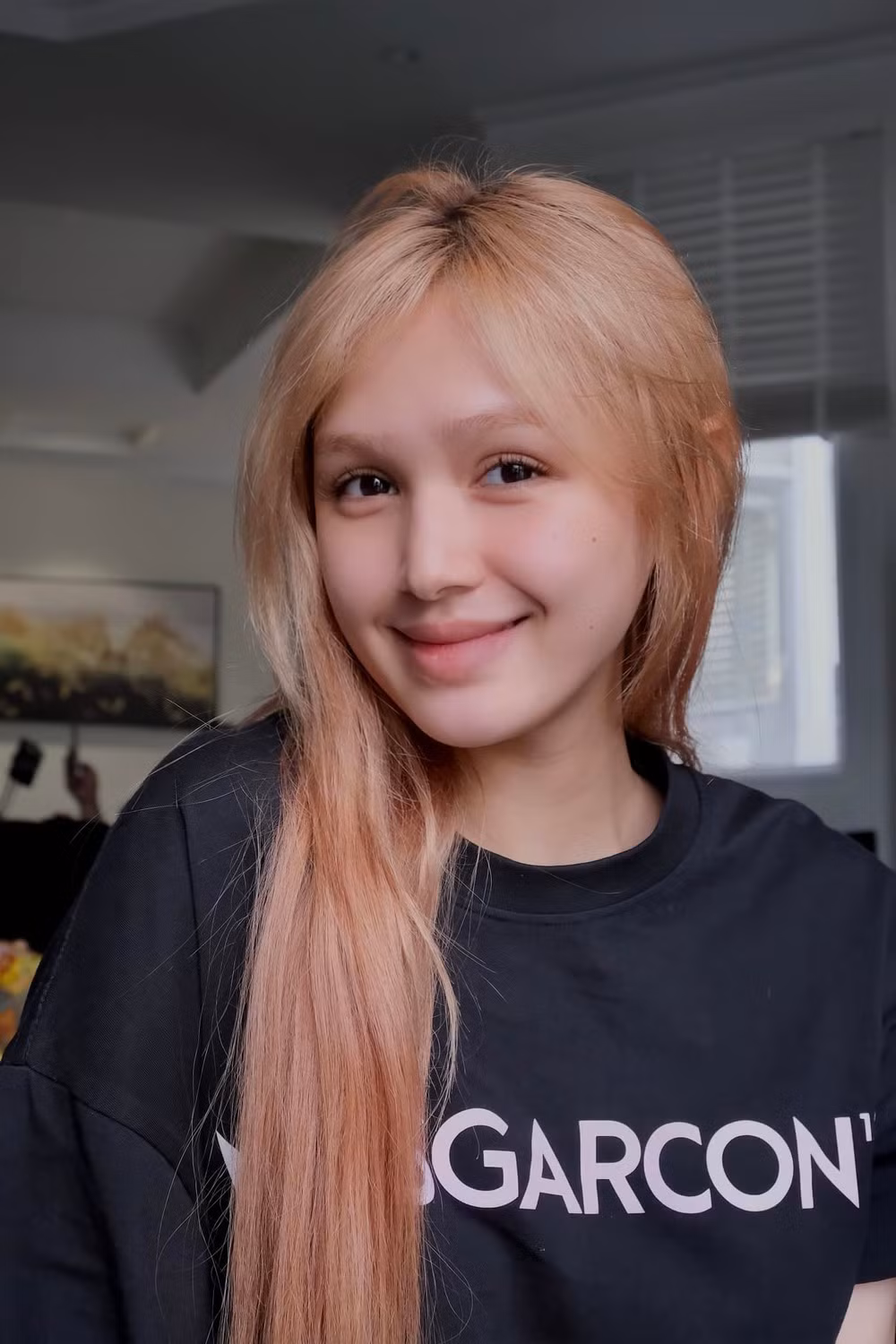 Cô được yêu mến nhờ gương mặt xinh như búp bê.