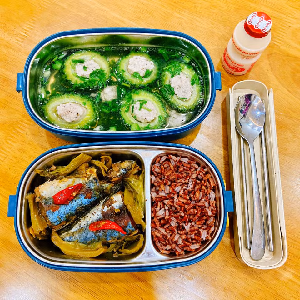 Tuy chế biến các món đơn giản nhưng bữa ăn trưa cũng luôn đầy đủ thành phần dinh dưỡng cơ bản như tinh bột, đạm, chất xơ...