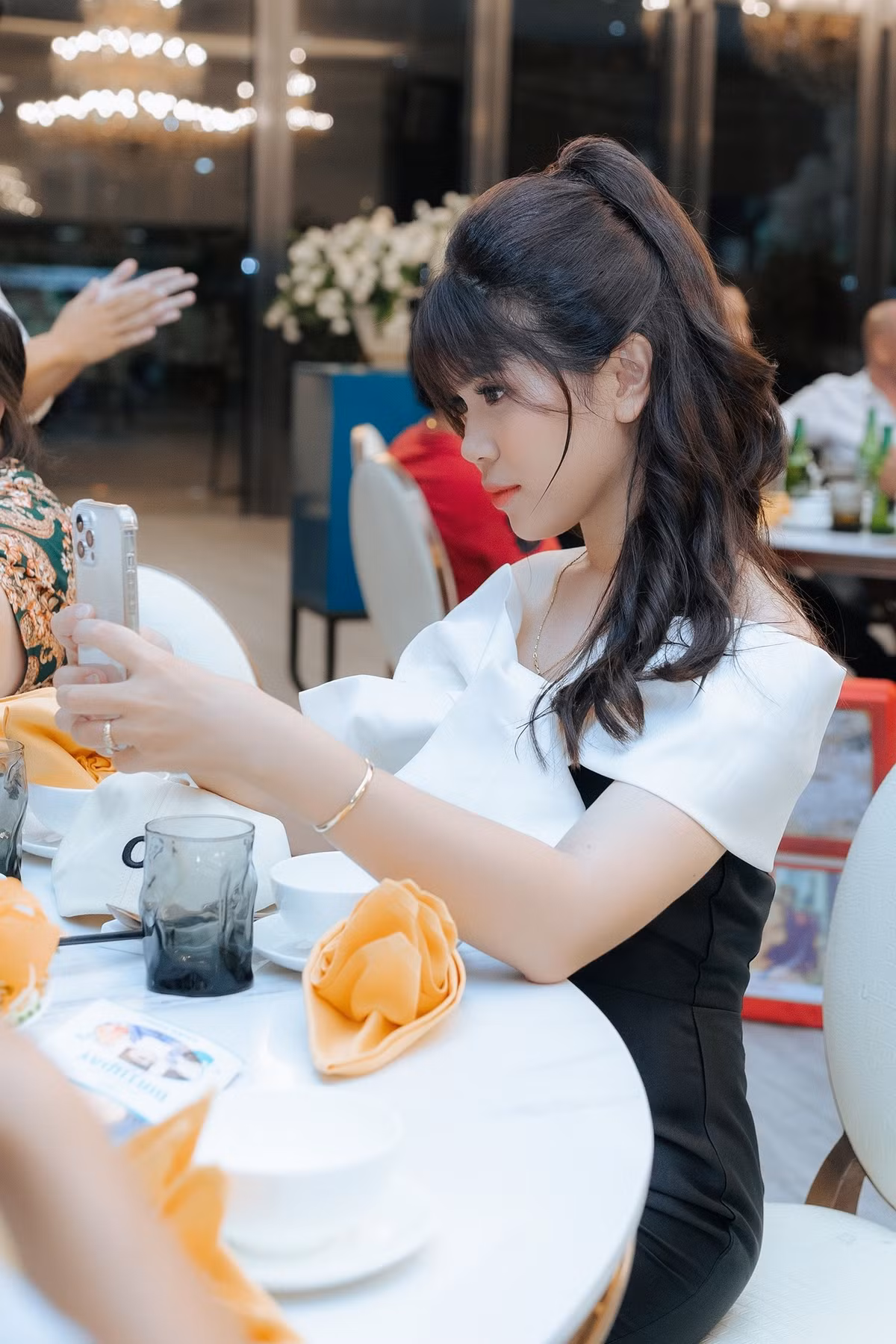 Nhiều người khá bất ngờ trước diện mạo của Ly sau quãng thời gian dài. Theo đó, nhan sắc cô nàng ngày càng "lên hương", thậm chí khiến không ít người ngỡ ngàng vì sang chảnh và xinh đẹp hơn rất nhiều.