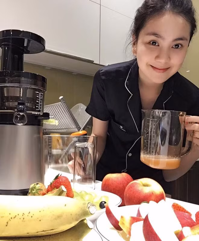 Sở hữu chiều cao 1m72 cùng “vòng eo con kiến” 57cm, MC Mai Ngọc luôn khiến chị em ngưỡng mộ vì có vóc dáng như hoa hậu.