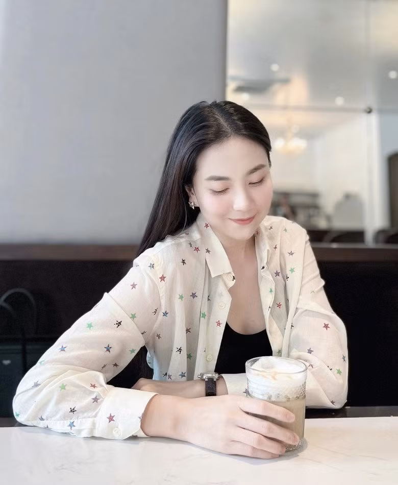 Cô tự tin khoe khéo làn da không chút tì vết sáng mịn như da em bé trong những khung ảnh trên mạng xã hội.