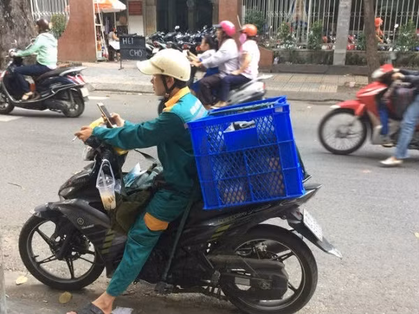 Những câu chuyện oái oăm giữa shipper và người nhận hàng luôn là vấn đề nhận được sự quan tâm của đông đảo cư dân mạng.
