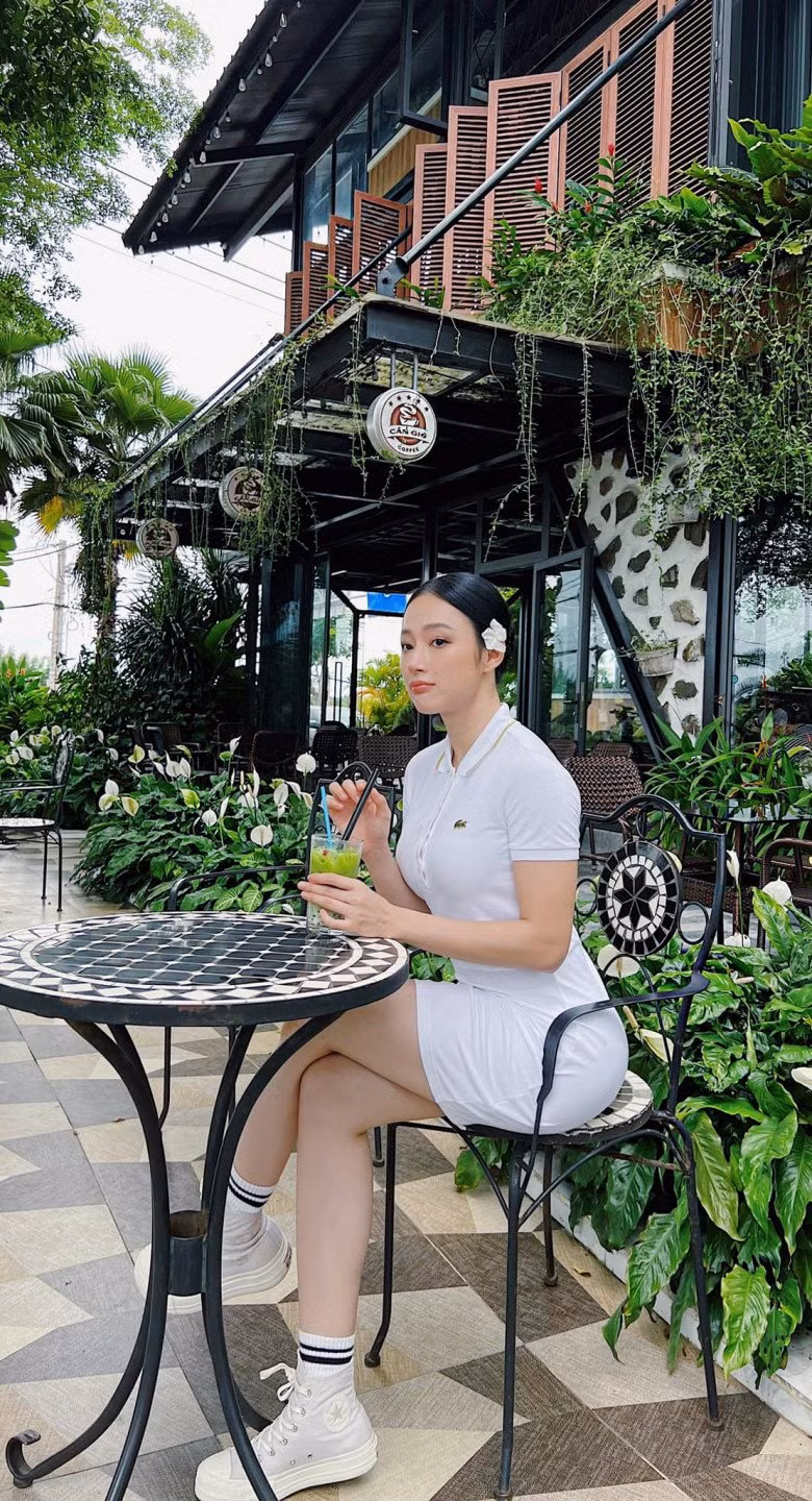 Angela Phương Trinh cũng được xem là nhân vật chăm chỉ "độ dáng" hàng đầu showbiz nhưng cũng không ít lần gây tranh cãi về phong cách lạ đời khi đến phòng tập.