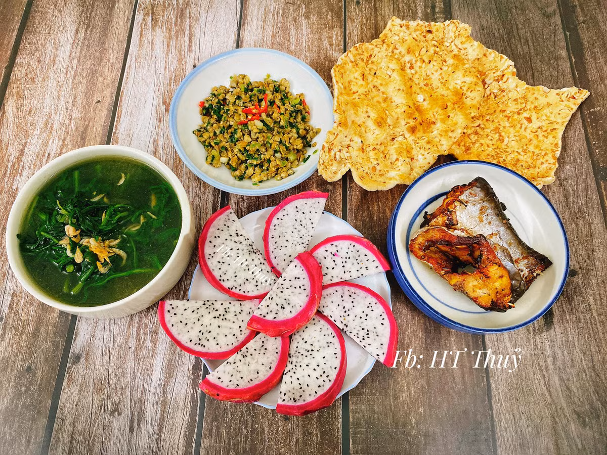 Dù chẳng phải những món gì quá khó nấu nhưng sự chịu khó, tìm hiểu và thực hành của cô đã nhanh chóng thu được trái ngọt đó là những mâm cơm siêu bắt mắt.