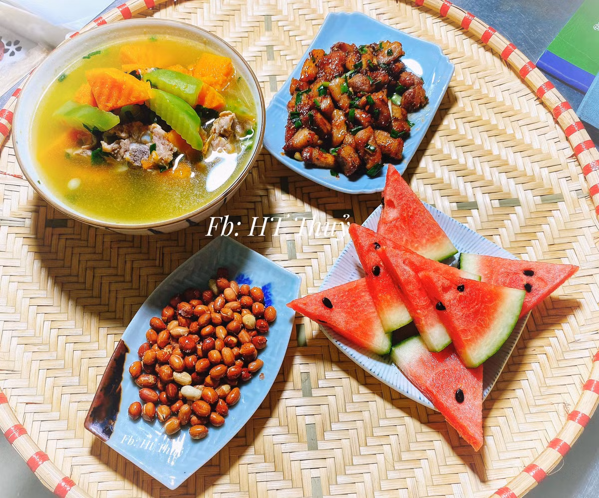 Xem những mâm cơm của cô gái Hải Dương, nhiều người còn khẳng định: "Nấu ăn không khó... tập tành dần rồi sẽ quen".