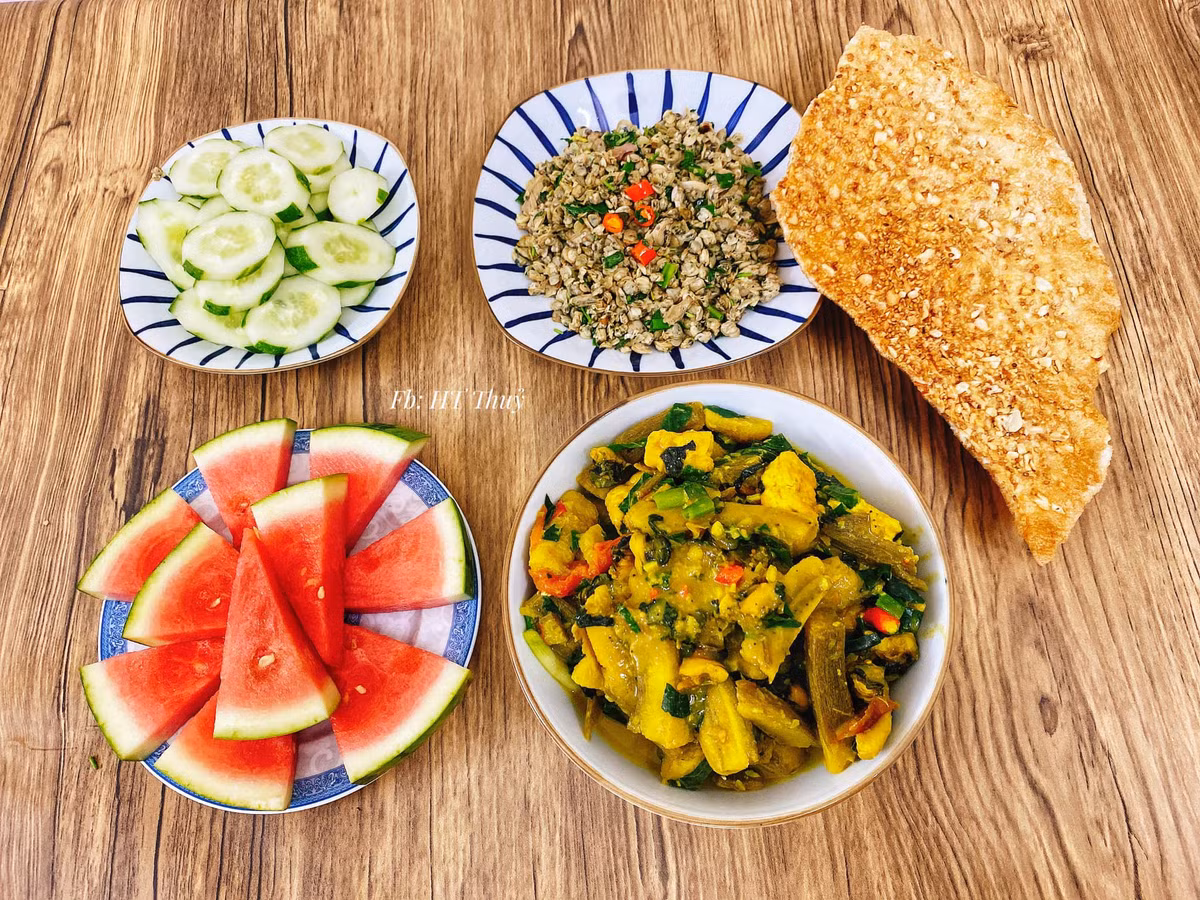 Hiện tại, mỗi mâm cơm nhà chị Thủy nấu ăn cho gia đình nhỏ 3 người của mình. Do nấu nhiều quen tay, sắp xếp mọi việc đều có kế hoạch nên mỗi bữa chị chỉ mất 30-50 phút là xong.
