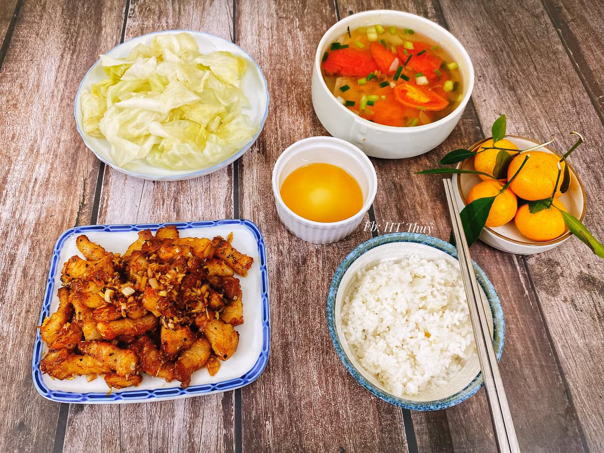 Theo chia sẻ của cô, việc thực hiện mâm cơm nhà là sở thích của cô. Bản thân chị còn đam mê chụp lại những món bản thân nấu.