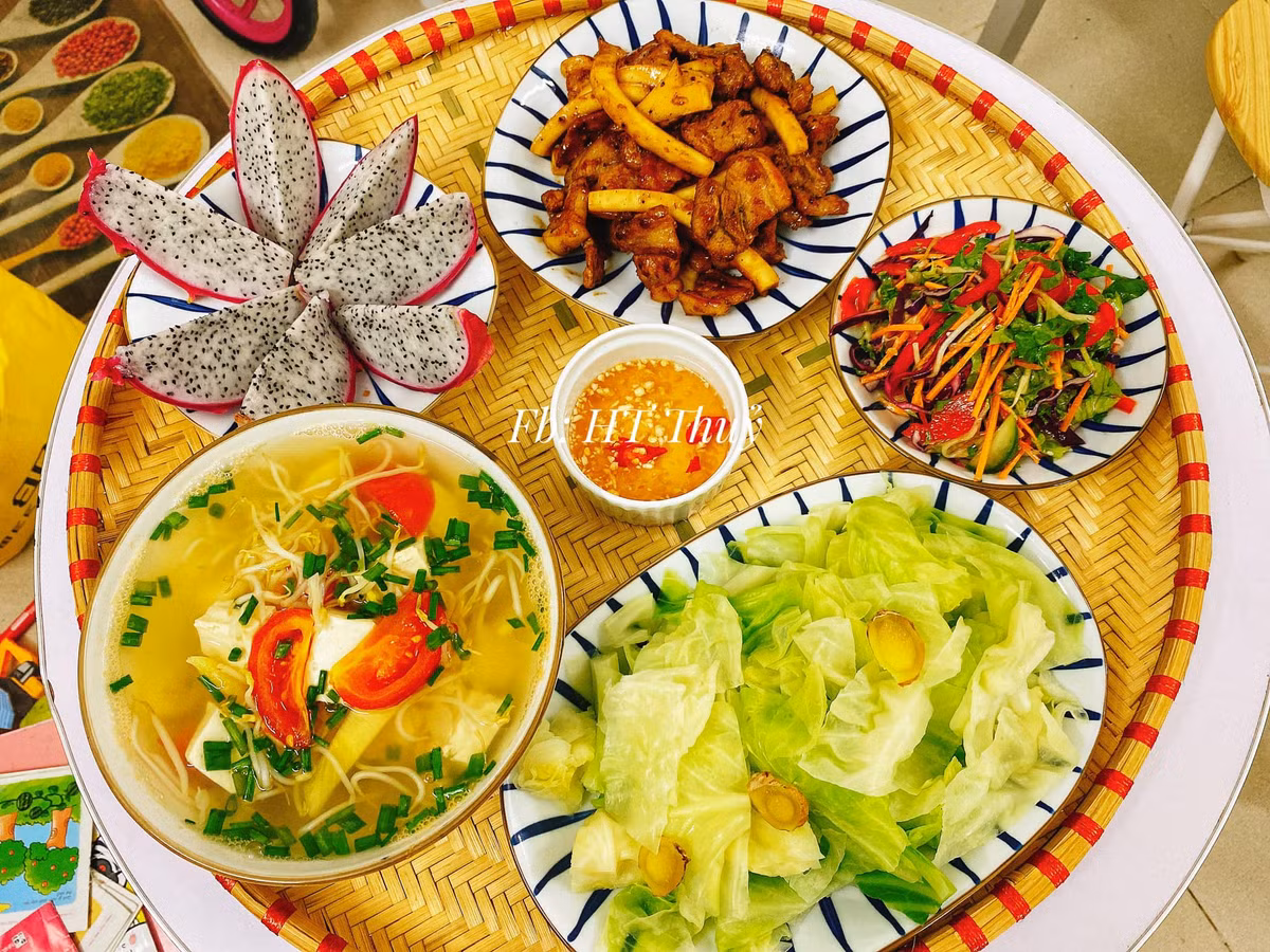 Mới đây trên mạng, loạt hình ảnh cơm nhà của cô gái Hải Dương có tên Thủy nhanh chóng thu hút sự chú ý của nhiều người bởi không chỉ vô cùng ngon mắt mà còn đầu đủ chất.
