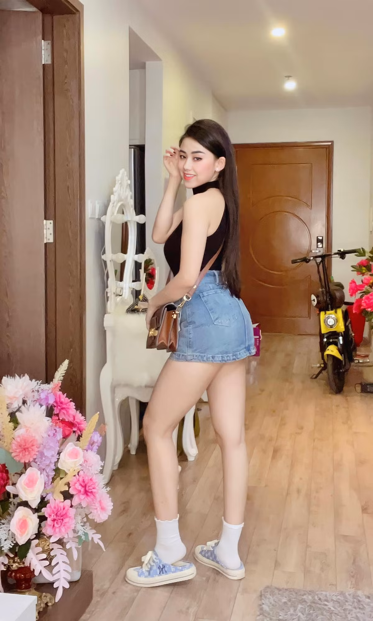 Nhờ ưu điểm hình thể mà cô nàng vốn chẳng ngại khoác lên mình những trang phục dáng ôm sát, những trang phục với thiết kế cut out táo bạo mà không kém phần tinh tế.