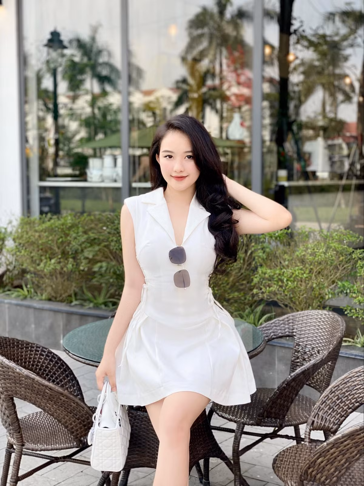 Mỗi lên đăng tải hình ảnh lên MXH, gái xinh khiến cộng đồng mạng "chao đảo" vì vẻ đẹp trong sáng với làn da trắng như sứ, mái tóc dài đen nhánh.