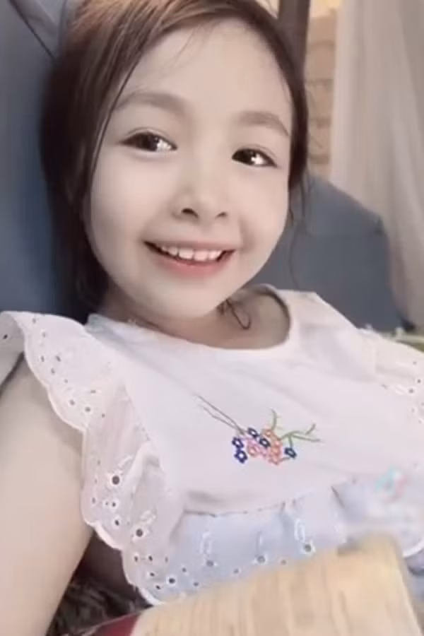 Cadie Mộc Trà sinh năm 2014 mang hai dòng máu Việt - Mỹ, là con gái đầu của Elly Trần.
