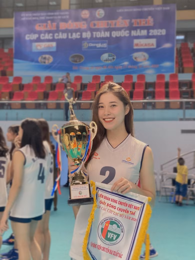 Đặng Thu Huyền là cái tên không hề xa lạ với làng bóng chuyền Việt Nam. Cô nàng còn sở hữu nhan sắc xinh đẹp và từng được trao danh hiệu " Hoa khôi bóng chuyền".