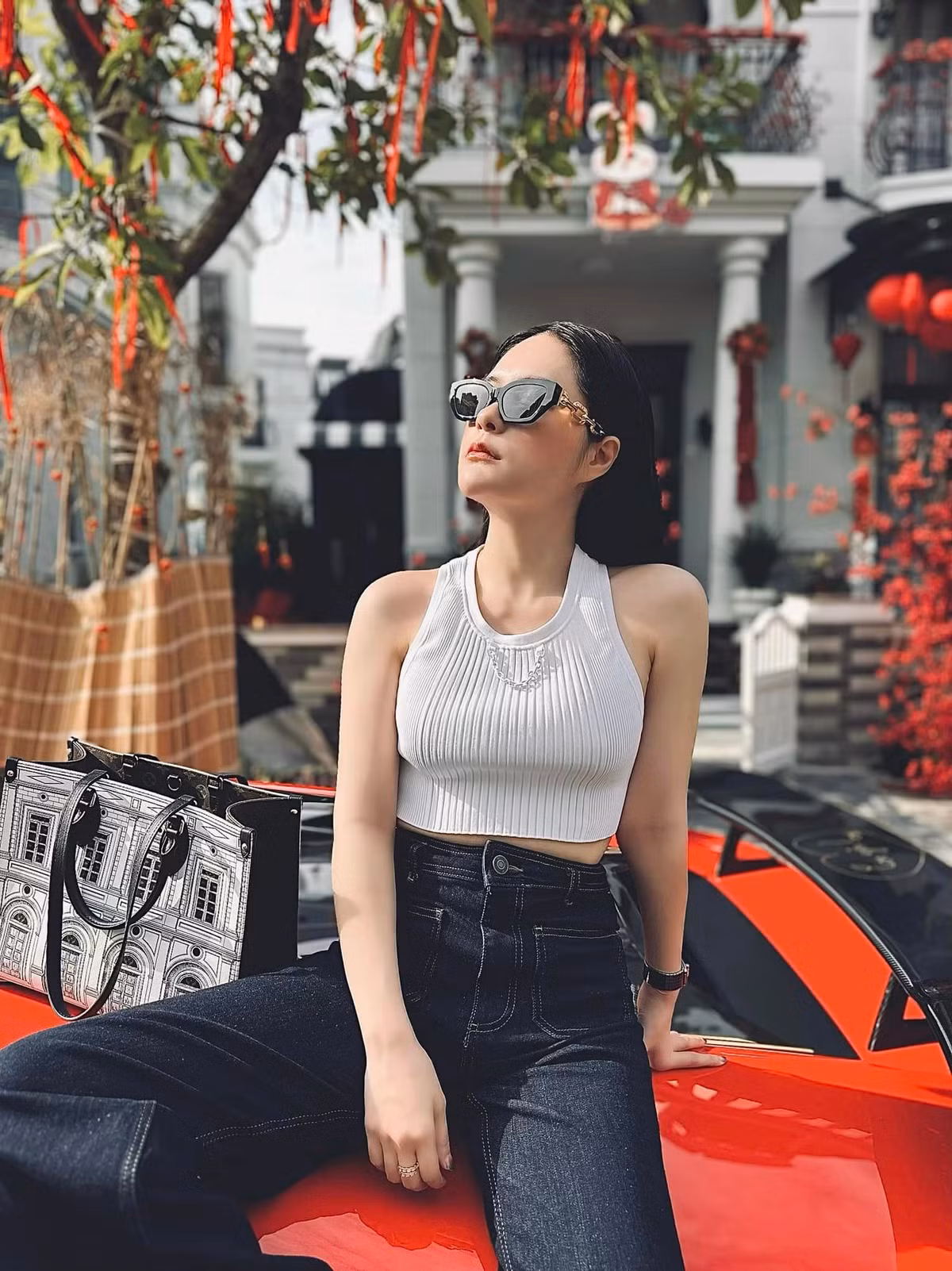 Hiện tại cuộc sống lắm tiền nhiều của đáng mơ ước của Đoàn Di Băng vẫn nhận được sự chú ý từ cư dân mạng. Ảnh: FBNV