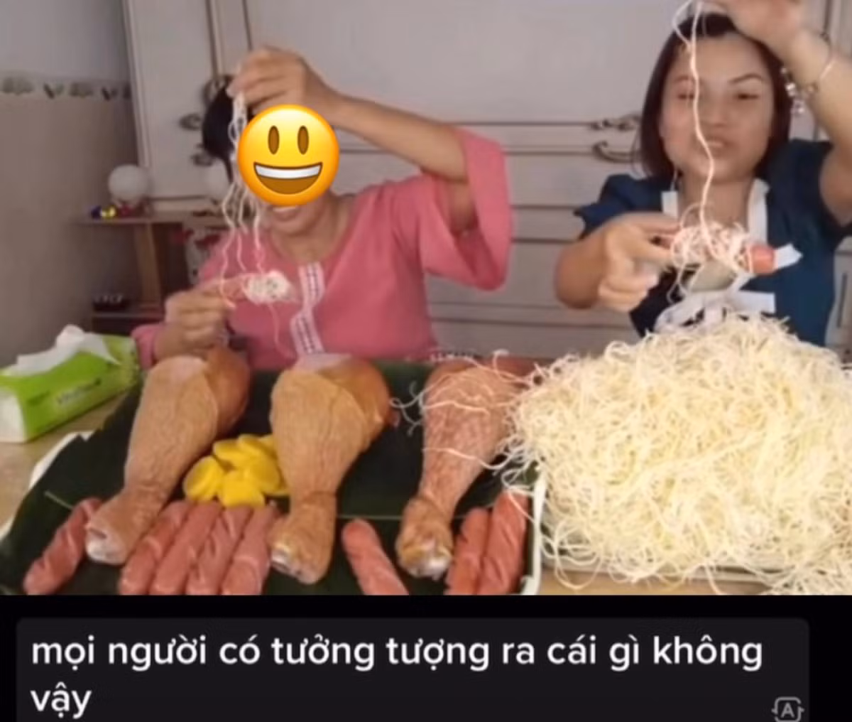 Cụ thể, khi đang chuẩn bị ăn xúc xích kết hợp cùng các sợi phô mai dây cô nàng liền thản nhiên hỏi mọi người có tưởng tượng ra cái gì không. Đặc biệt, Quỳnh Trần JP còn "cấm" mọi người không được nghĩ bậy.
