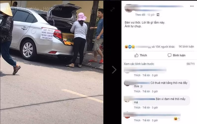 Người phụ nữ đậu xe ven đường ở dưới bóng cây, sau đó, cô mở nắp xe phía sau và bắt đầu buôn bán. Ở phía ngoài xe, người phụ nữ dán bảng hiệu đơn giản để thông báo với khách hàng về thực đơn.