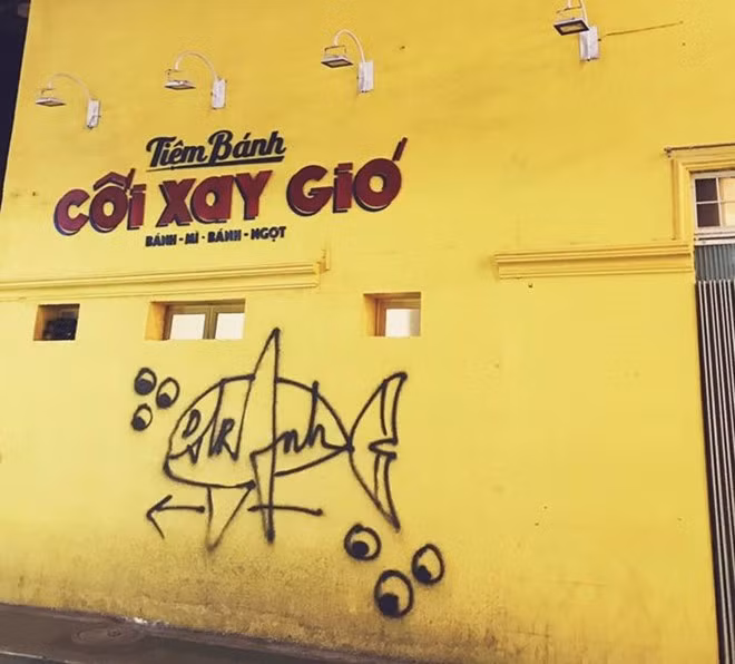 Bức tường vàng tiệm bánh Cối xay gió nổi tiếng tại Đà Lạt từng phải "đau buồn" vì ý thức kém của giới trẻ. Có du khách đã vẽ bậy hình cá khổng lồ khiến nhiều người không khỏi bức xúc. Theo đó, chỉ sau một đêm, địa điểm giới trẻ thường check in khi đến "thành phố ngàn hoa" đã không còn nguyên vẹn.