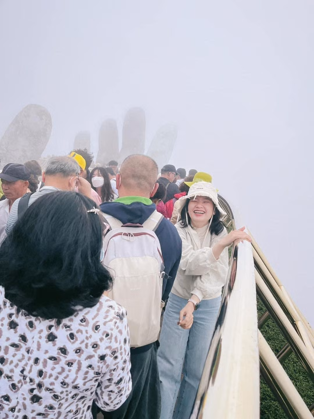 Nhìn loạt ảnh có thể thấy điểm check in cầu Vàng rất đông khách, khách du lịch gần như chen chúc nhau đi qua và không còn vị trí trống nào để cô gái có thể chụp ảnh. Ảnh: Hữu Trung