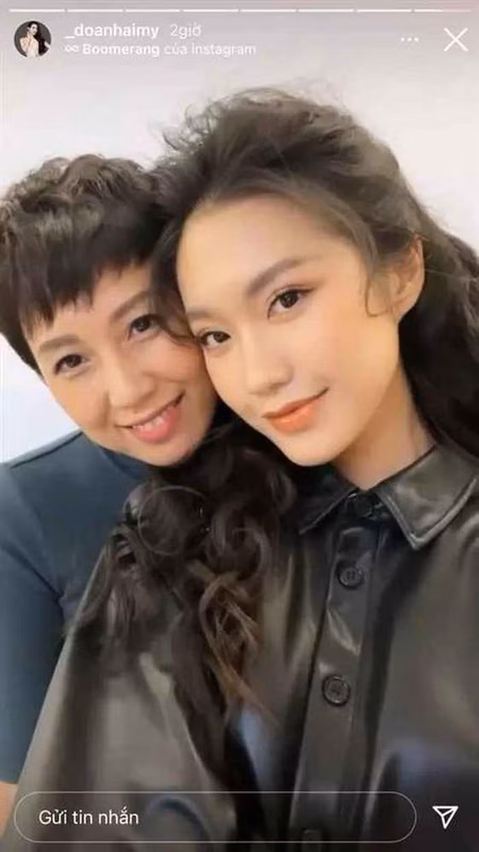 Mẹ của Hải My luôn diện đồ với phong cách ăn mặc sang trọng, thời thượng nên càng khiến ngoại hình thêm phần trẻ trung.