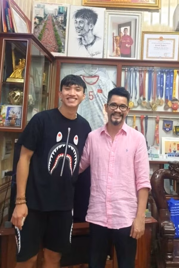 Không những có mẹ “cực phẩm”, bố của bạn gái cầu thủ Văn Hậu cũng khiến netizen quan tâm bởi diện mạo điển trai và phong độ.