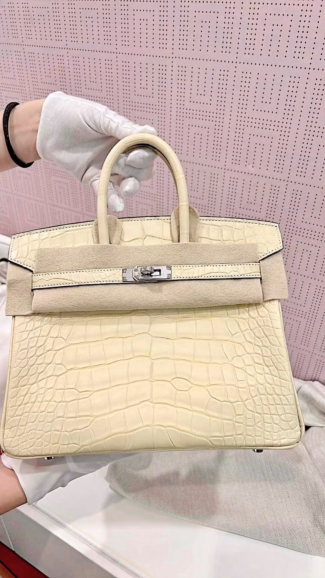Nổi bật nhất trong loạt quà lần này là tác phẩm Hermes Birkin da cá sấu màu kem sang trọng, trị giá gần 100.000 USD (khoảng 2 tỷ đồng).