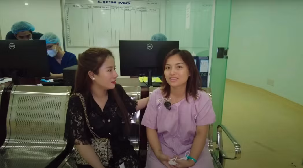 Trong quá trình phẫu thuật thẩm mỹ, Quỳnh Trần JP được người bạn thân là Bà Nhân Vlog chăm sóc tận tình.