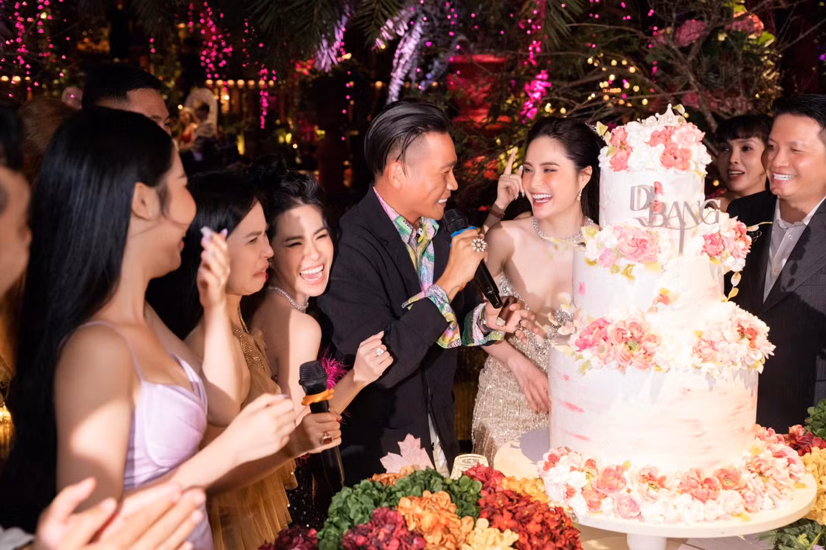 Ngoài ra, họ còn thuê 50 thợ ảnh, chụp mọi khoảnh khắc của Di Băng và các khách VVIP. Những người ra vào bữa tiệc cũng phải có giấy mời hoặc thẻ.