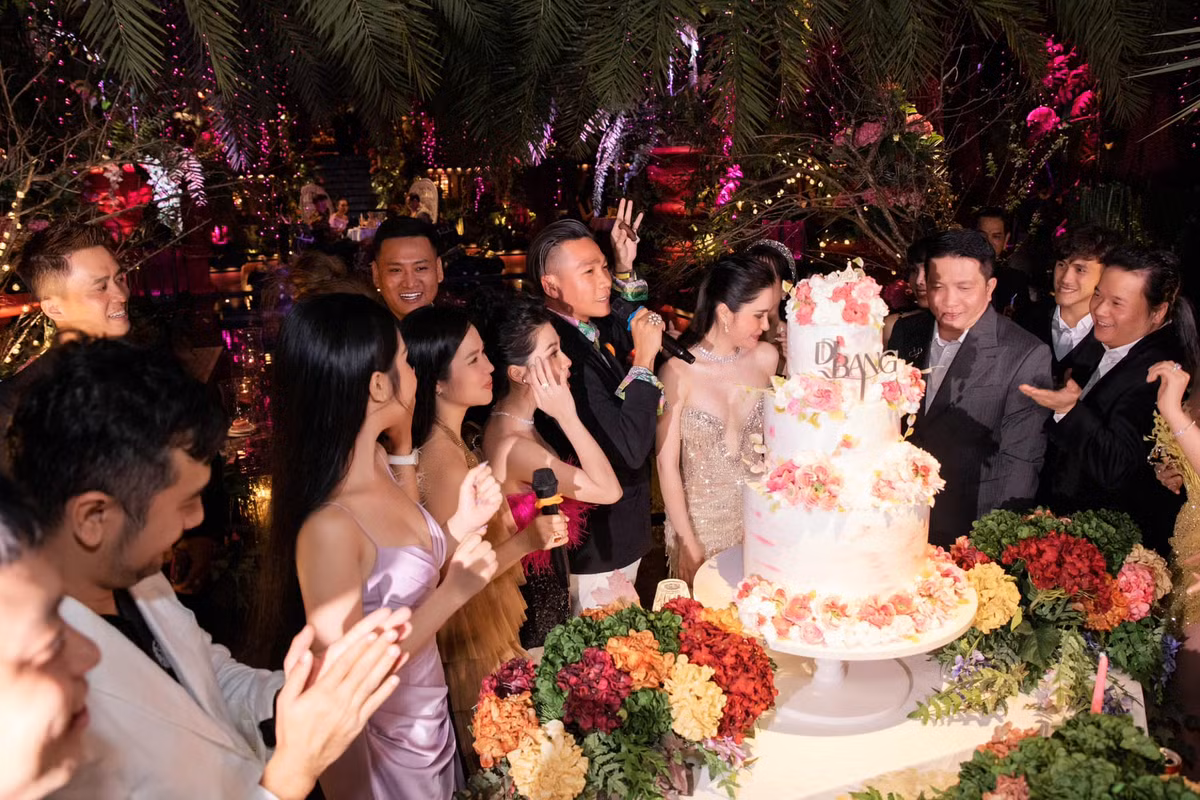 Toàn bộ không gian bữa tiệc này được lấy ý tưởng khu vườn cổ tích, "ngốn" hết 4 tấn hoa tươi. 100 nhân viên liên tục làm việc trong 4 ngày cho kịp tiến độ. Ảnh: FBNV