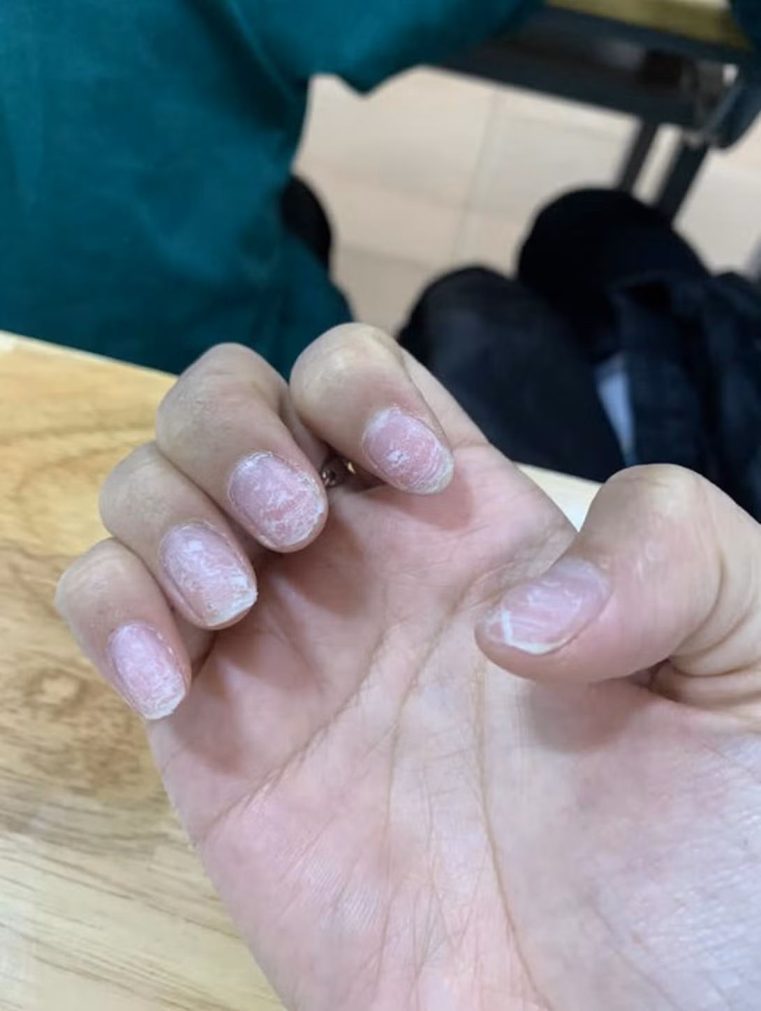 Đi học cái là phải nghiêm chỉnh lại ngay, mấy bộ nail "xinh xỉu" phải gỡ đi hết.