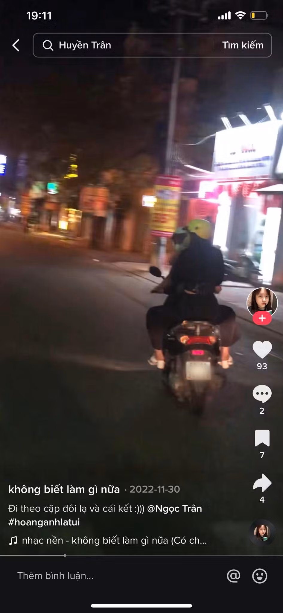 "Vui một chút thì được chứ cái này thành trend thì sẽ rất nguy hiểm nhé", "Hồi bé được người lớn dạy không đi theo người lạ, lớn lên làm trend bám đuôi người lạ. Không hiểu mọi người nghĩ gì",...là những bình luận phản đối của một bộ phận cư dân mạng.