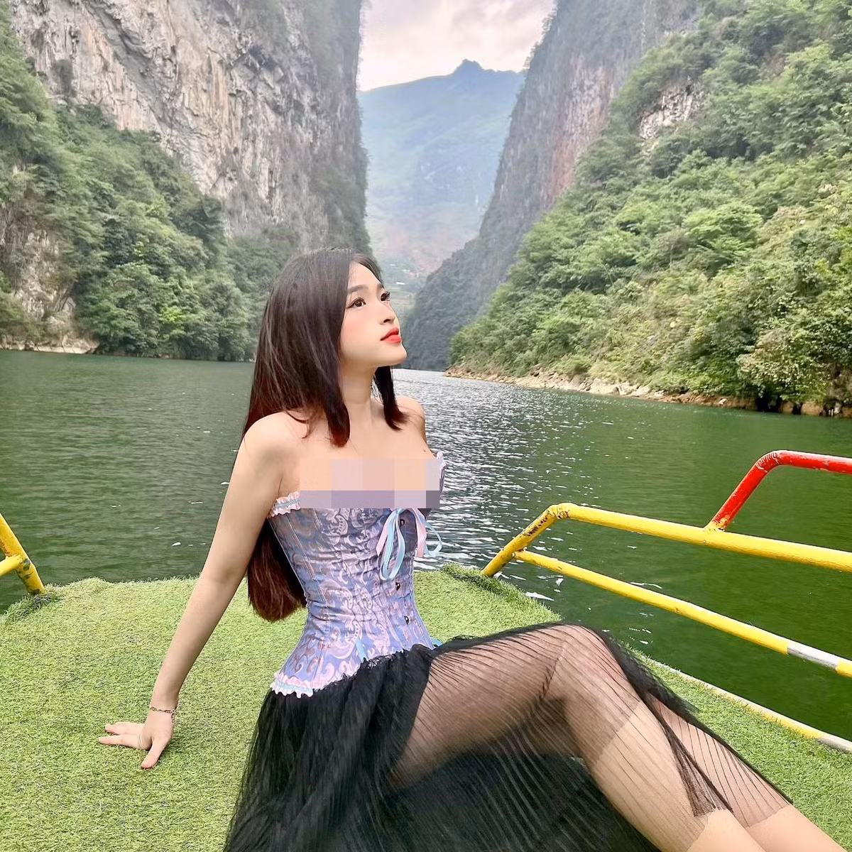 Thiết kế áo corset dáng cup ngực giúp tôn lên vẻ đẹp phồn thực của hot girl Bảo Trân.