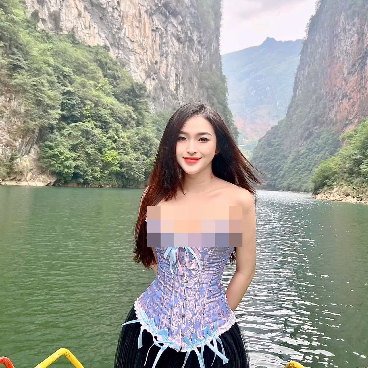 Mới đây nhất, trong chuyến đi du ngoạn trên sông Nho Quế - Hà Giang, gái xinh Bảo Trân chọn mặc chân váy dài với áo corset sắc màu.